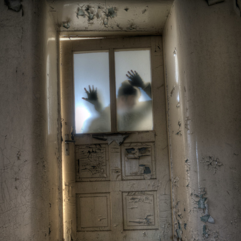Se ve a personas a través de las ventanas de una puerta